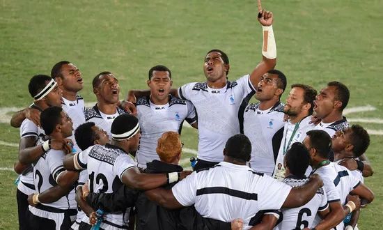 斐济七人橄榄球队夺冠，在球场上赞美上帝