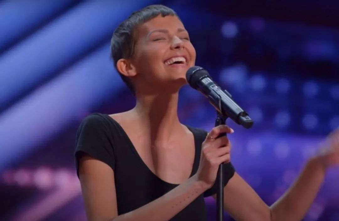 “上帝在浴室地板上”——28岁的她三次患癌，她的歌声为何震惊评委？