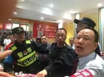 心痛：只因动了一份薯条，就招致一顿暴打......