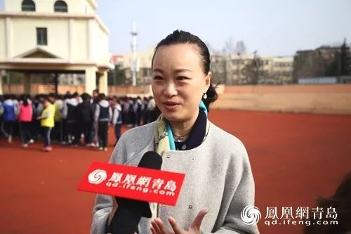 新华社等十几家主流媒体争相报道，方静老师携石头走进中小学校宣讲