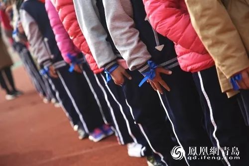 新华社等十几家主流媒体争相报道，方静老师携石头走进中小学校宣讲