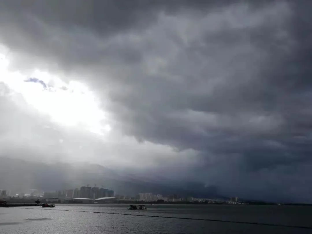 【云山映水集】云气笼峰雨意濛，沿河持伞花旁行。