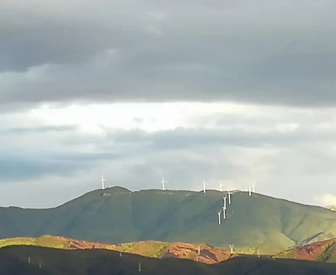 【云山映水集】何妨晴雨看山趣，留取心田一片诗。