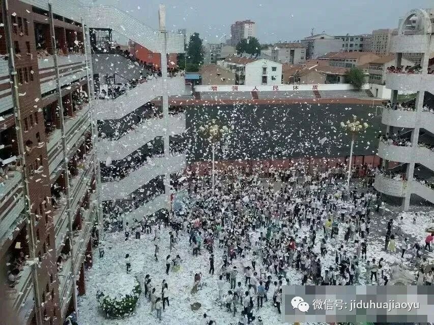 两种病一种根：孩子学习疲惫不堪，大人赚钱贪得无厌