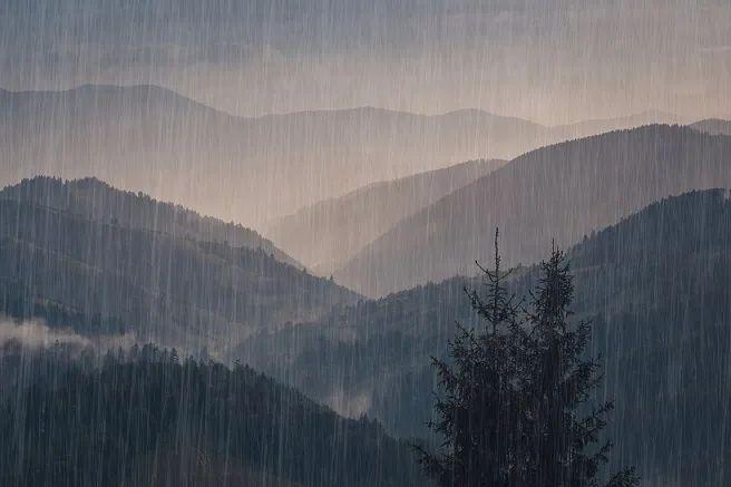 夏日阴雨天，遥忆那场飘摇百年的山雨